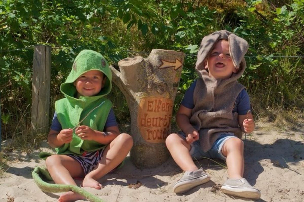 Elfendeurtjesroute met kinderen verkleed als elfje